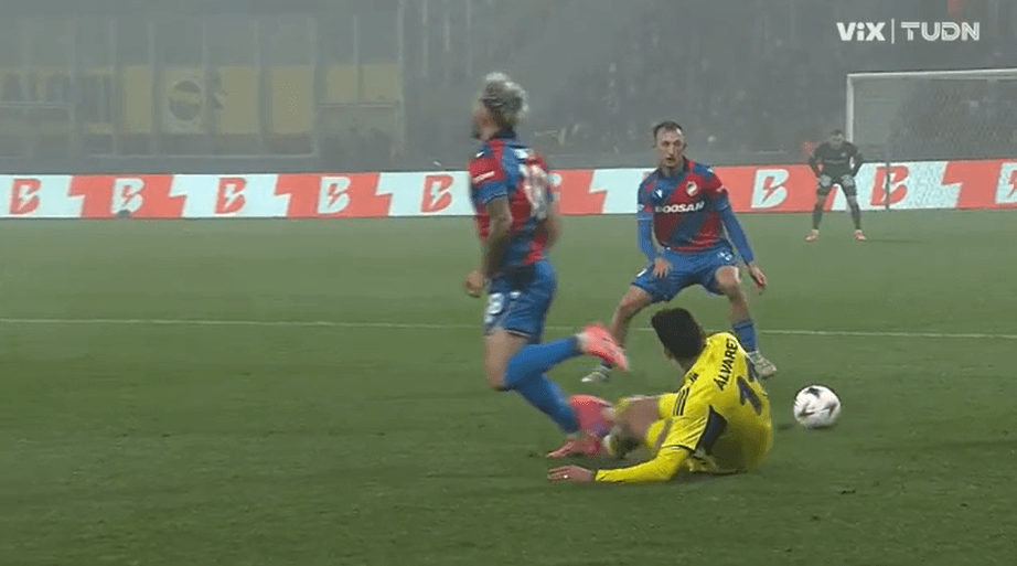 ¿Se salvo de la roja? Edson se gana amarilla por esta falta por detrás