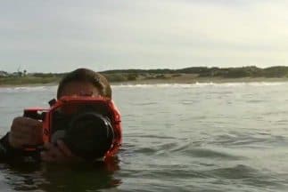 ¿Alguna vez te has preguntado quién toma las fotos de surfistas de grandes olas? Lo hace esta mujer.