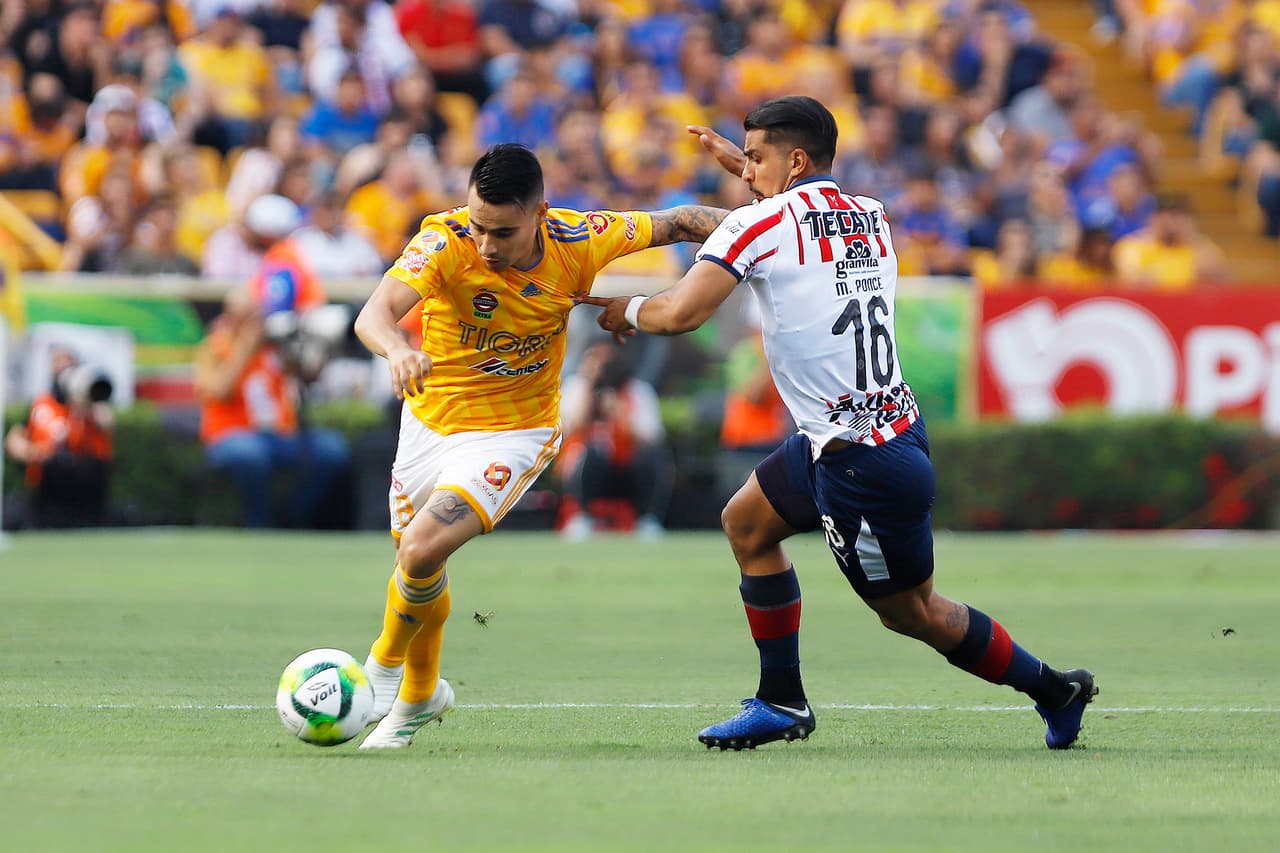 Tigres comenzó con la inciativa del encuentro y buscaba aproximarse al arco rival.