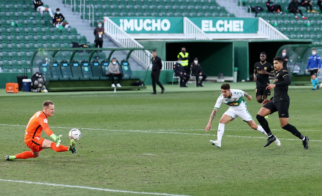 Barcelona derrota 2-0 al Elche en la Jornada 20 de la Liga. Frenkie de Jong anotó gol al minuto 39 y Riqui Puig hizo su primer gol oficial casi al finalizar el partido.
