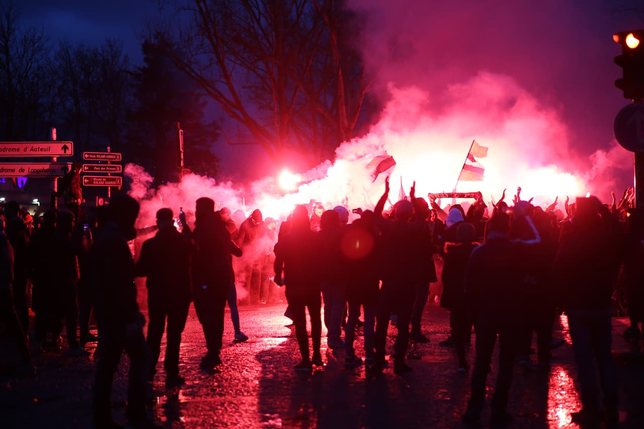 Paris ha vuelto a ser una gran fiesta este miércoles en la previa del juego de Champions League entre el Paris Saint-Germain y el Manchester United. Cientos de aficionados ingleses llegaron hasta la capital francesa en donde los locales buscarán defender su diferencia conseguida del Old Trafford.