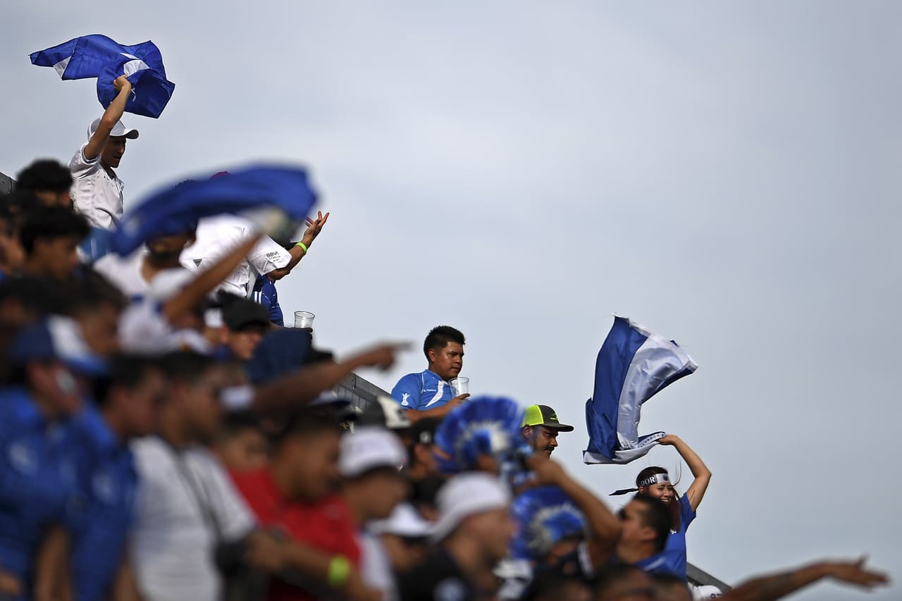 Excelente ambiente pusieron salvadoreños y hondureños en el duelo final del Grupo C de la Copa Oro en el Banc of California Stadium. El recinto en la ciudad de Los Ángeles se tiñó de blanco y azul, los colores de ambos equipos y ambas naciones. También captamos la llegada de los jugadores y entrenadores a este partido que pintaba muy atractivo.
