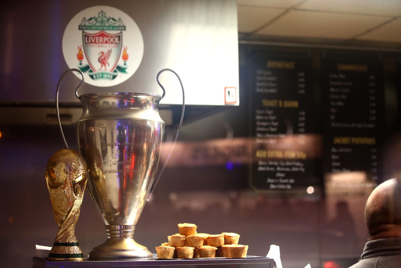 La ciudad de Liverpool se contagió de la fiebre de Champions League en el último partido del Grupo C, donde su equipo debe vencer en Anfield a Napoli por dos goles para depender de si mismo.