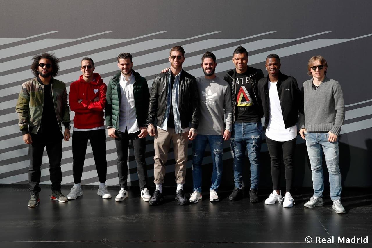 Los jugadores profesionales del Real Madrid recibieron este viernes su nuevo auto Audi. Entre sus máximas figuras, Sergio Ramos eligió una A8 50 TDI, Gareth Bale un e-tron 55, Marcelo un A7 Sportback 50 TDI y Karim Benzema una Q8 50 TDI al igual que Vinicus Jr.