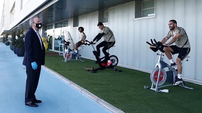Carvajal hace bicicleta durante la visita del presidente a la plantilla del primer equipo.