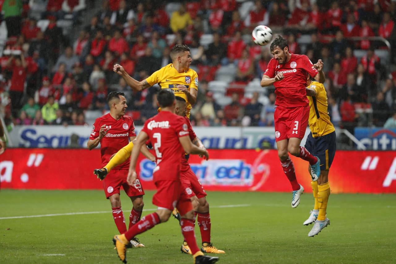 Por el juego aéreo también lo intentó el equipo español, pero encontraron en Santiago García una muralla.