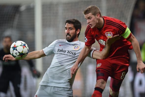 La lucha por el control del balón en el campo de juego fue la tónica del partido.