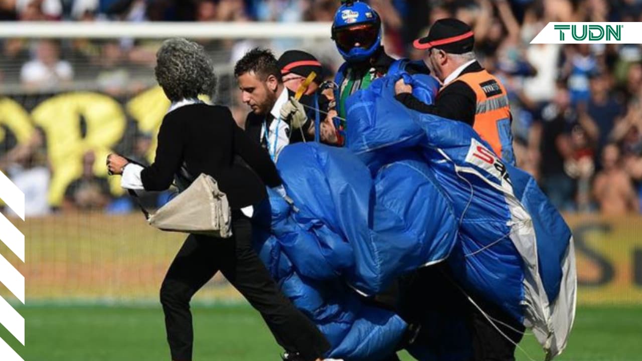 Momento cuando sacan al paracaidista del terreno de juego.