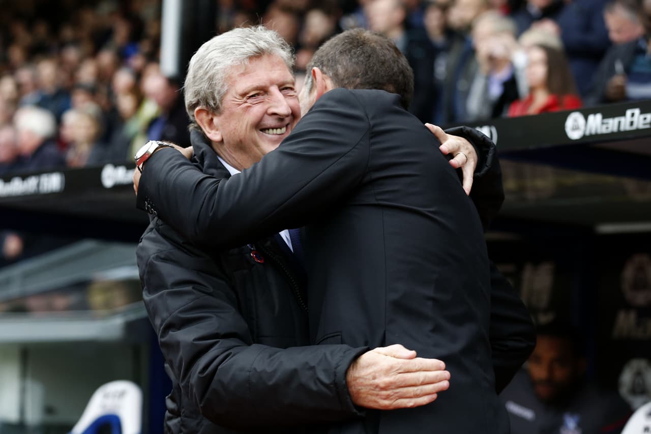 Saludo entre Roy Hodgson y Slaven Blic, entrenadores del Crystal Palace y West Ham United, respectivamente, antes de comenzar las acciones.