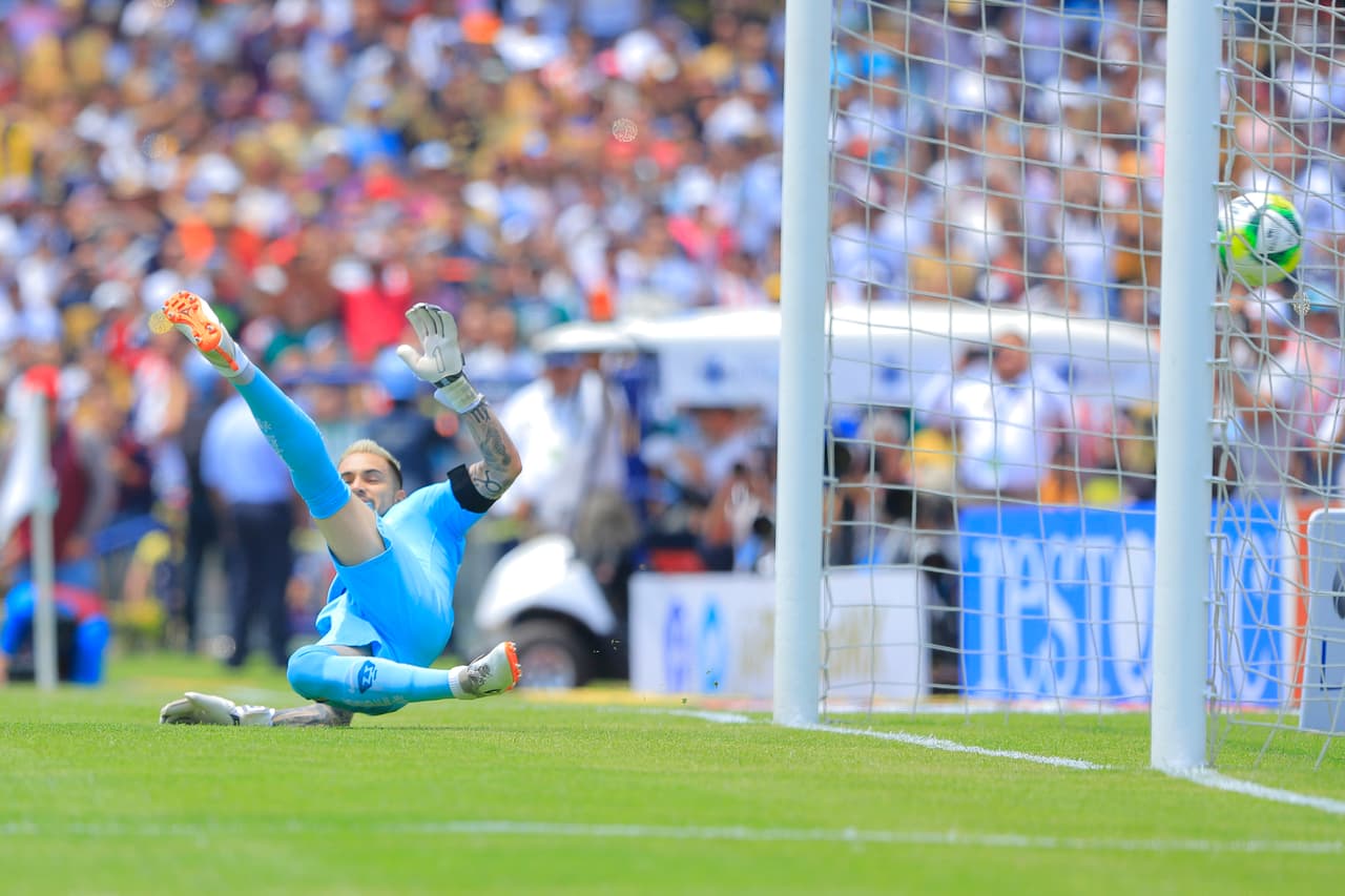 El arquero de Pumas Alfredo Saldivar (izquierda) fue engañado por el cobro de la pena máxima de Walter Sandoval para el 1-1 de Chivas.