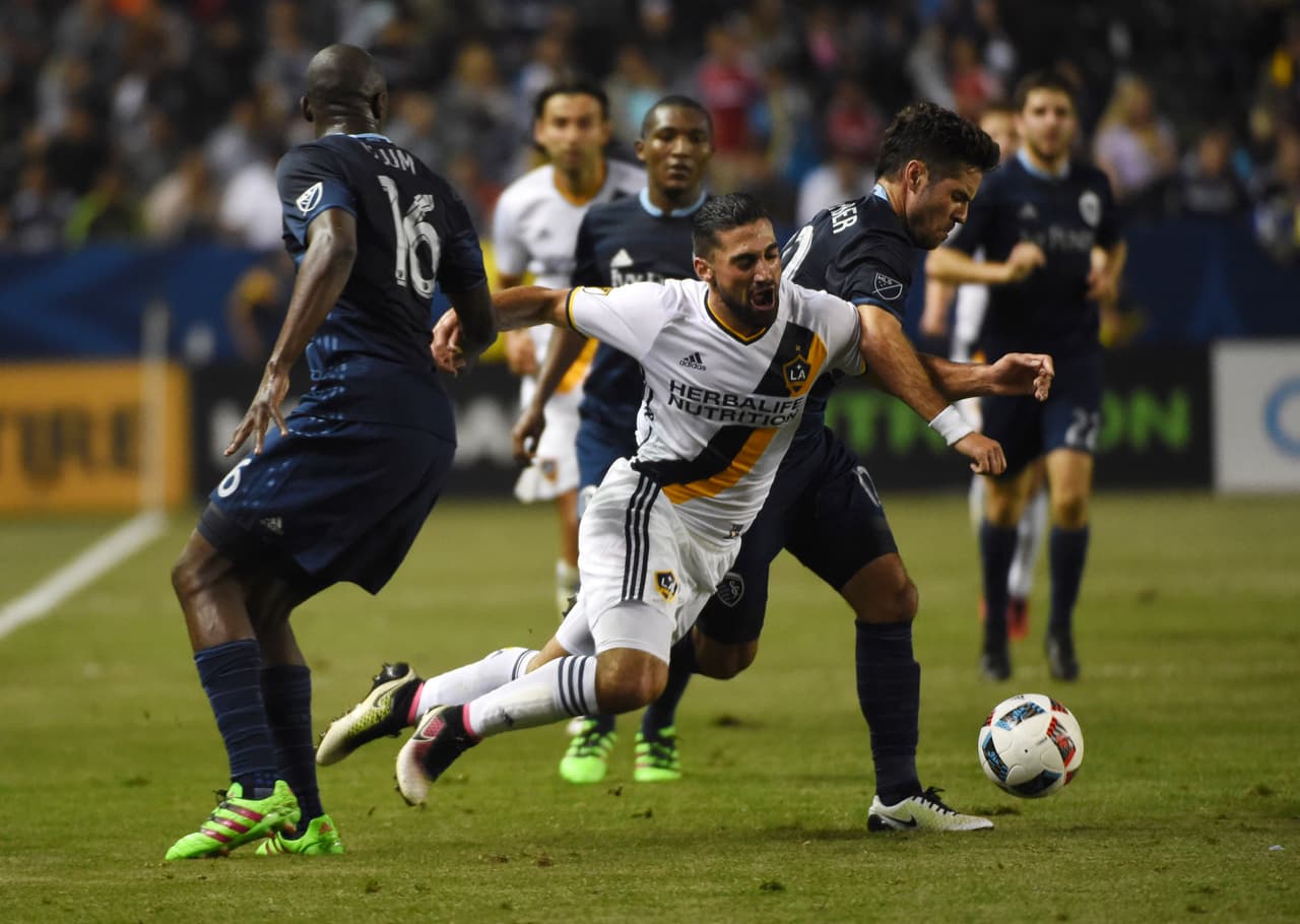 SEBASTIAN LLETGET – Dependiendo si los jugadores franquicia galácticos pueden ver acción el sábado, sabremos en qué posición se ubicara el polifuncional volante. En gran medida, gracias a que ocasionó una tarjeta roja para Simon Dawkins en el primer clásico de la temporada, Galaxy ganó aquel encuentro.