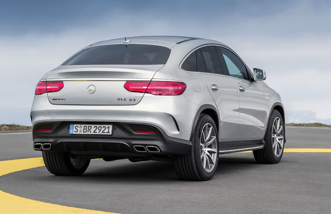Este 
<b><a href="https://www.univision.com/noticias/mercedes-benz/mercedes-benz-gle-una-nueva-clase-de-auto" target="_blank">Mercedes-AMG GLE63 S Coupé</a></b> cuenta con un motor 
<b>V8 Bi-Turbo de 5.5 litros</b> capaz de producir 
<b>577hp (@5,500rpm)</b> y 
<b>561lb-pie (1,750-5,250rpm)</b>. Esta camioneta puede acelerar hasta las 
<b>60 mph en solo 4.1 segundos</b> y alcanzar una 
<b>velocidad máxima de 174 mph</b> (limitada electrónicamente).