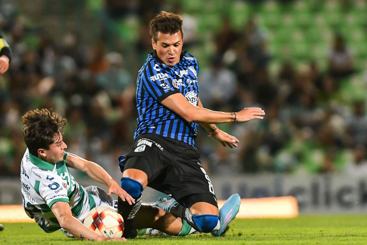 Santos logra el empate ante Gallos Blancos con un gol en tiempo de compensación.