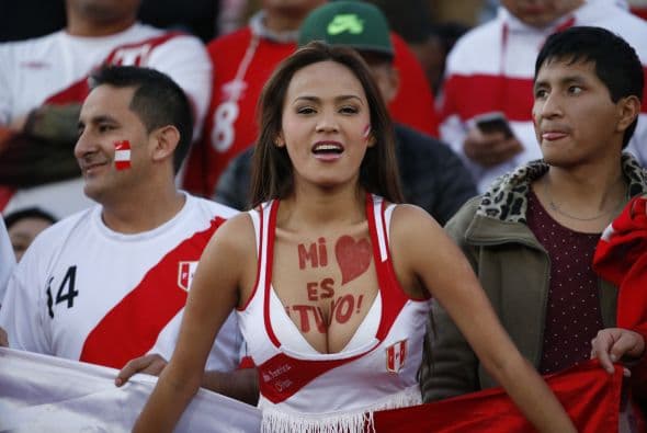 Chile y Perú jugaron un partido lleno de emociones que claisificó a los chilenos a la final, pero en las gradas se jugó otro partido muy intenso, ¿quién crees que lo ganó?