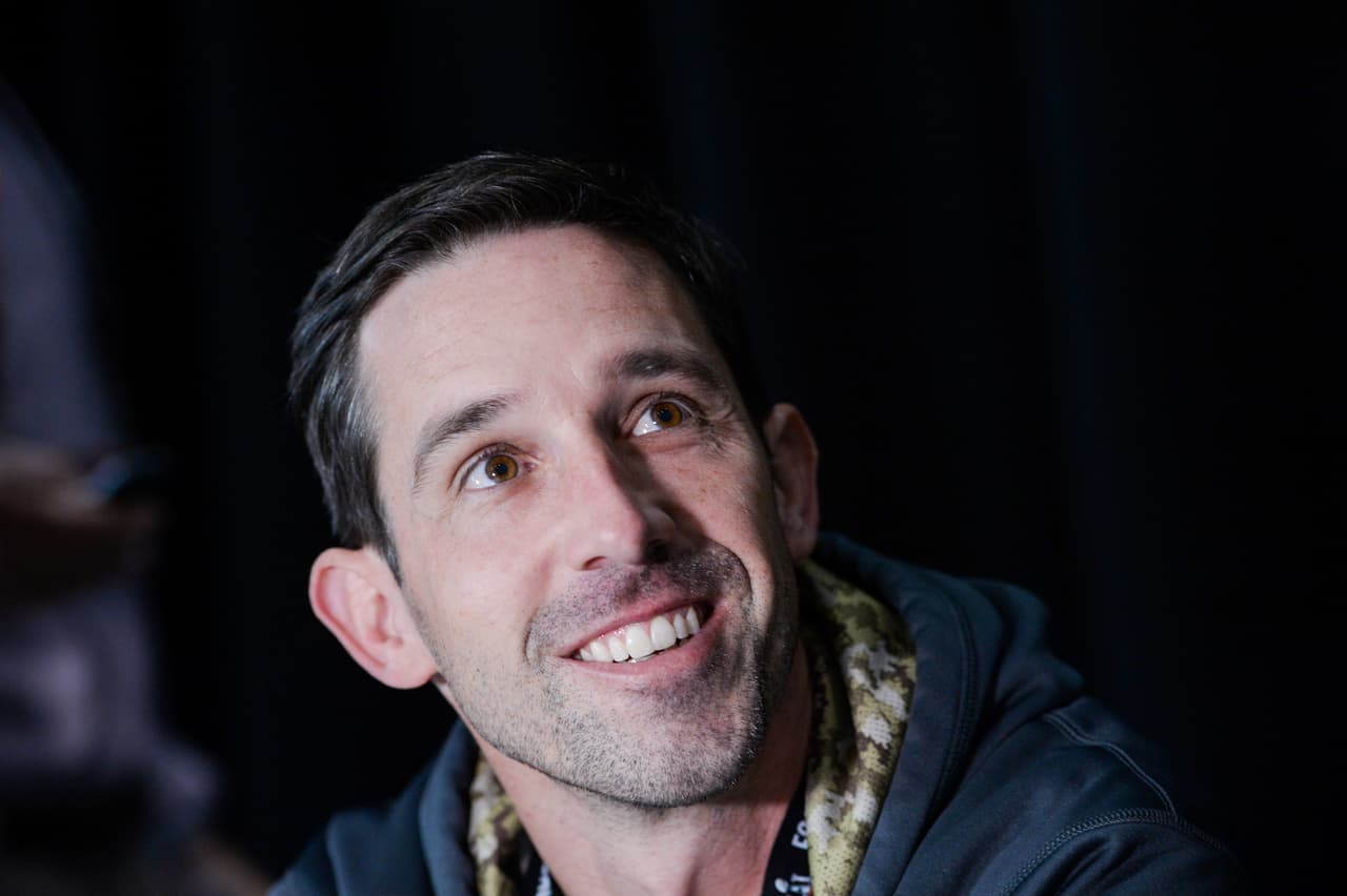 El coordinador ofensivo de los Falcons Kyle Shanahan, quien suena para ser designado como entrenador de San Francisco tras el Super Bowl, se llevó al premio al mejor auxiliar técnico.
