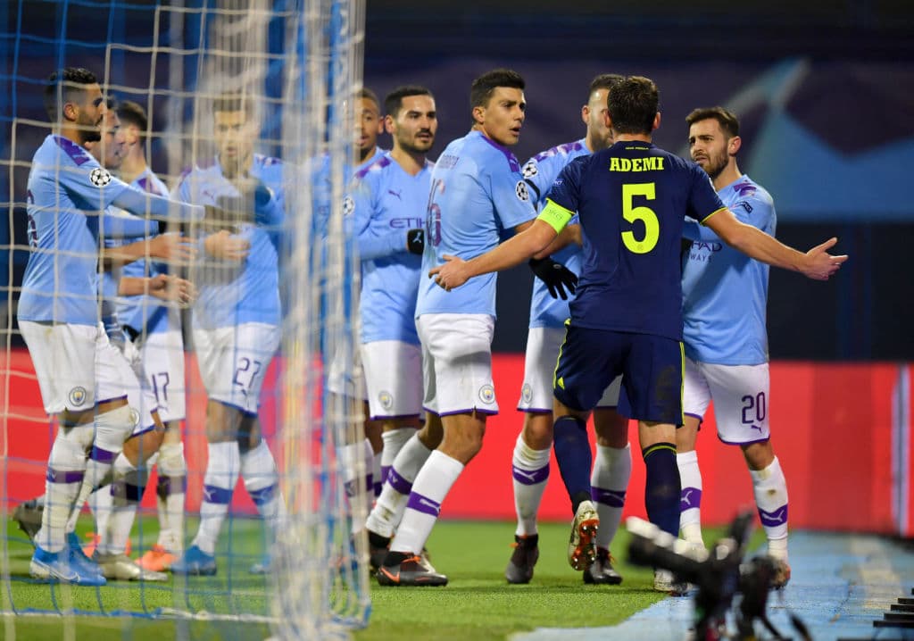 Arijan Ademi, del Dinamo Zagreb, le reclama airadamente a los jugadores del City exigiendo fair play por uno de sus compañeros lesionados.
