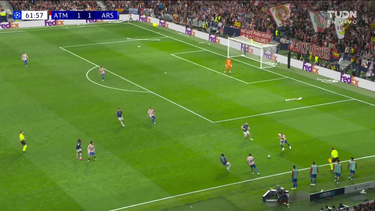 ¡CERCA! Antoine Griezmann disparó que se estrella en el poste.