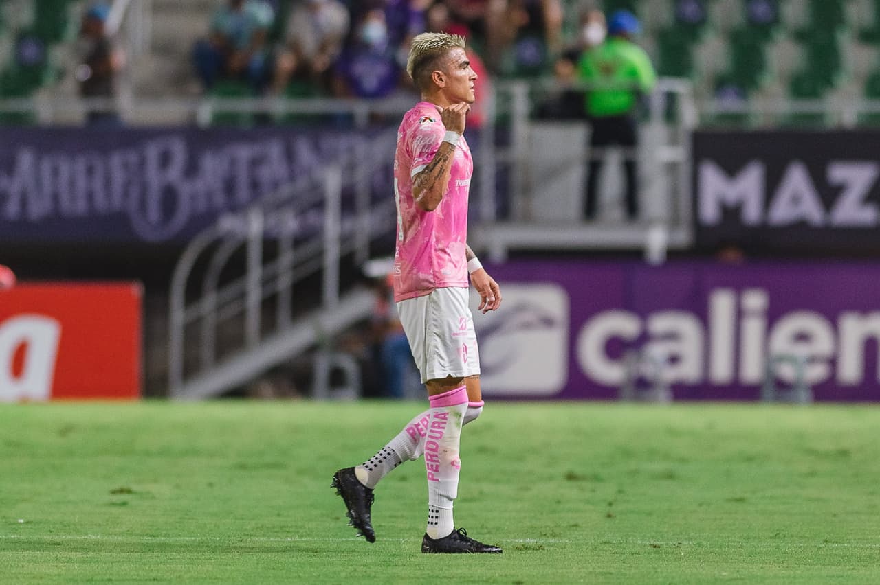 Al 16', Atlas se quedaba con uno menos tras la roja directa a Luis Reyes, quien se había salvado de la amarilla en la falta que dio origen al penal de Mazatlán.