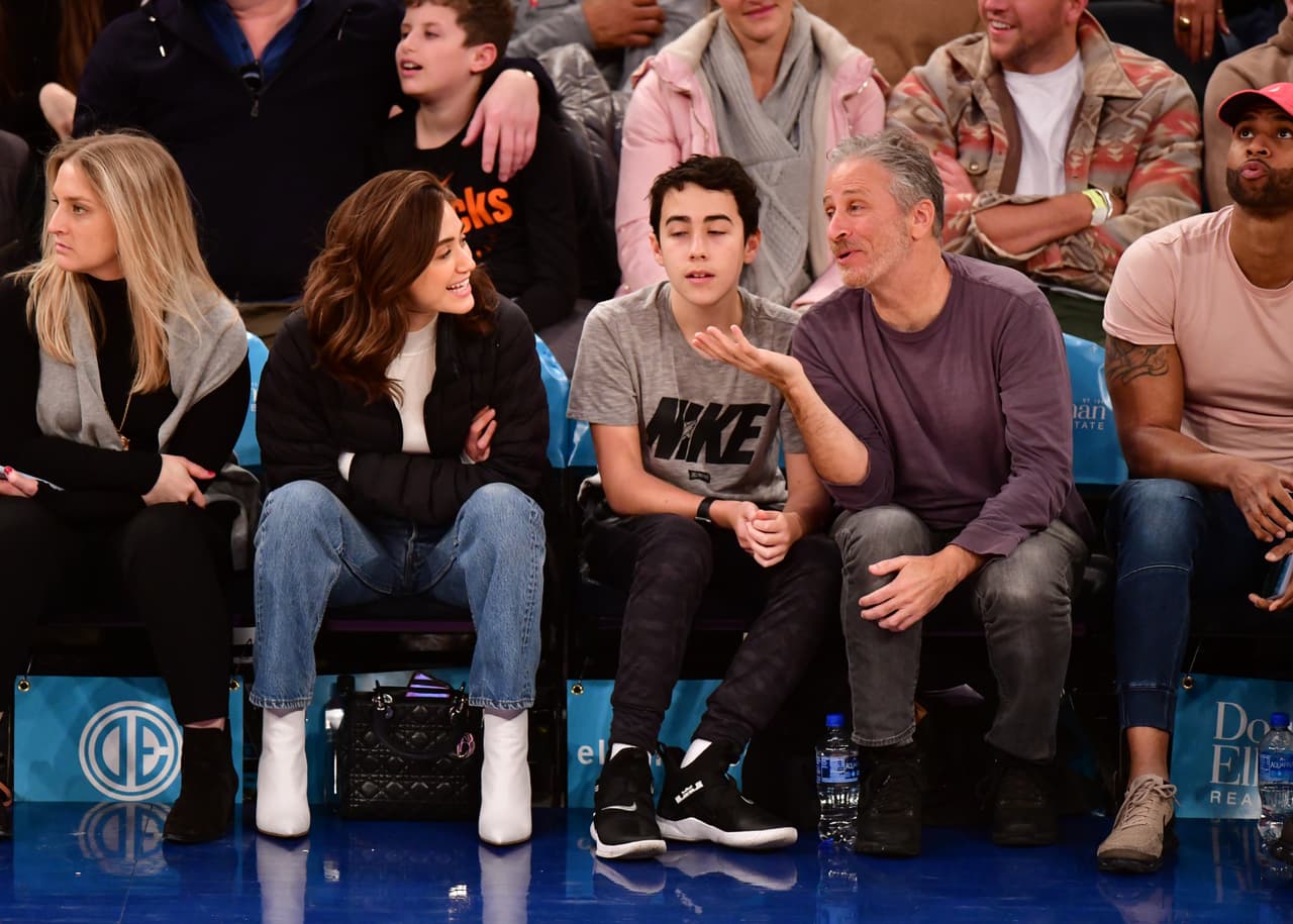 Jon Stewart, Nathan Stewart y Emmy Rossum (foto), James Franco, Isabel Pakzad, Wyclef Jean, Carly Chaikin, Papoose, Remy Ma, entre otros, disfrutaron el triunfo de Knicks contra Lakers en la NBA.
