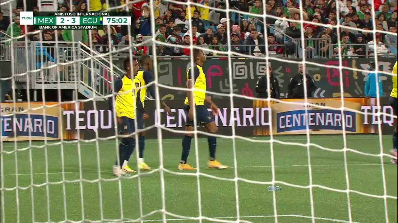 ¡GOL!  anota para Ecuador. Walter Chalá
