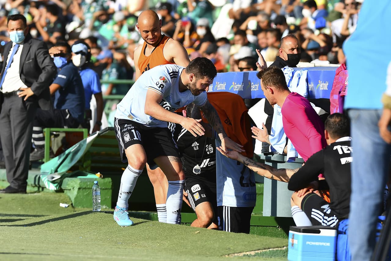 Al 21’, Cota salió a destiempo, quedó techado y Gignac remató de primera entre las piernas de Barreiro para clavar el 0-1.