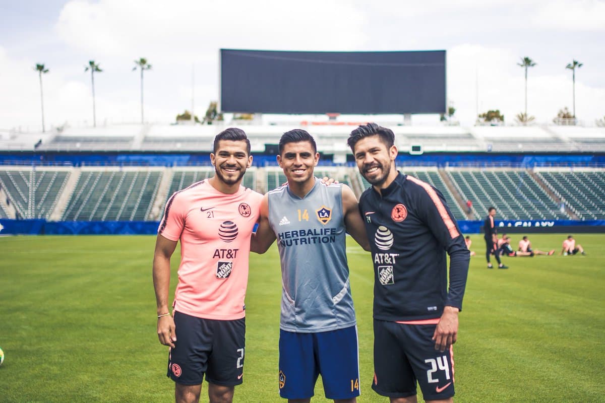Joe Corona (centro) con Oribe Peralta (derecha) y Emanuel Aguilera (izquierda).