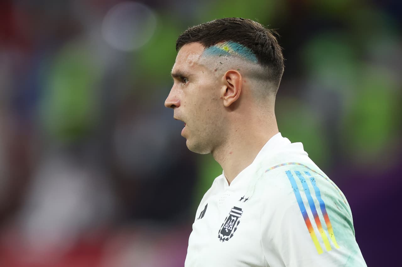 ‘Dibu’ Martínez causa furor en Argentina con su teñido