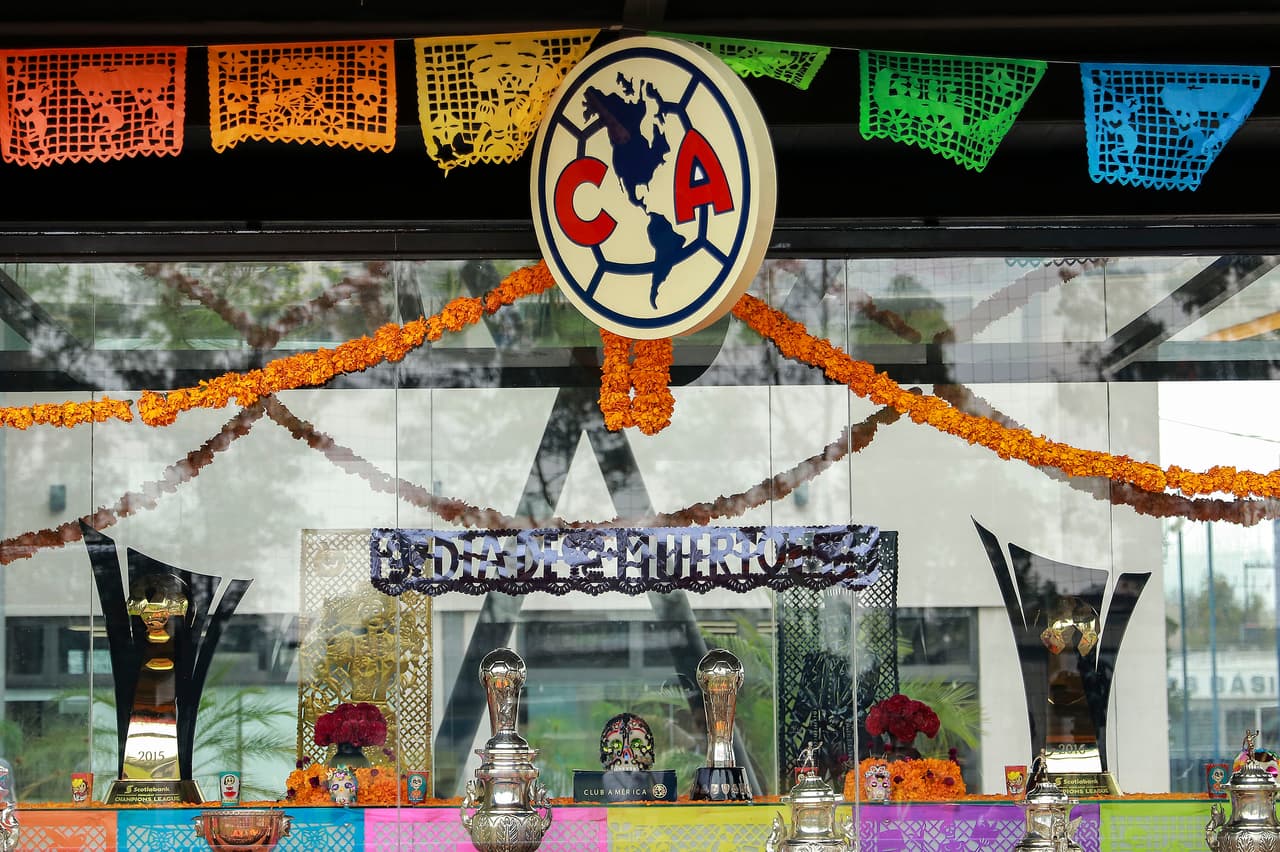 Entre los detalles de la ofrenda se pudieron ver algunos trofeos, entre ellos de Liga MX y de la Liga de Campeones de Concacaf.