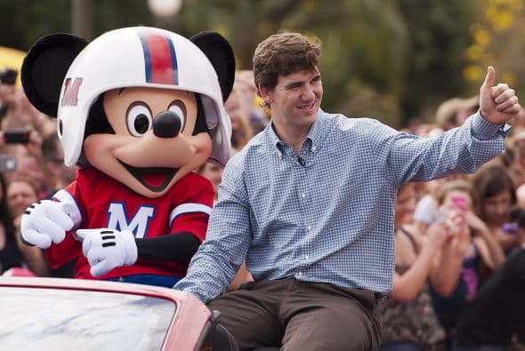 Como parte de las prerrogativas de ganar el JMV del Super Bowl, Eli Manning fue a Disney World. Así lució el quarterback en 'El Lugar Más Feliz del Planeta'.
