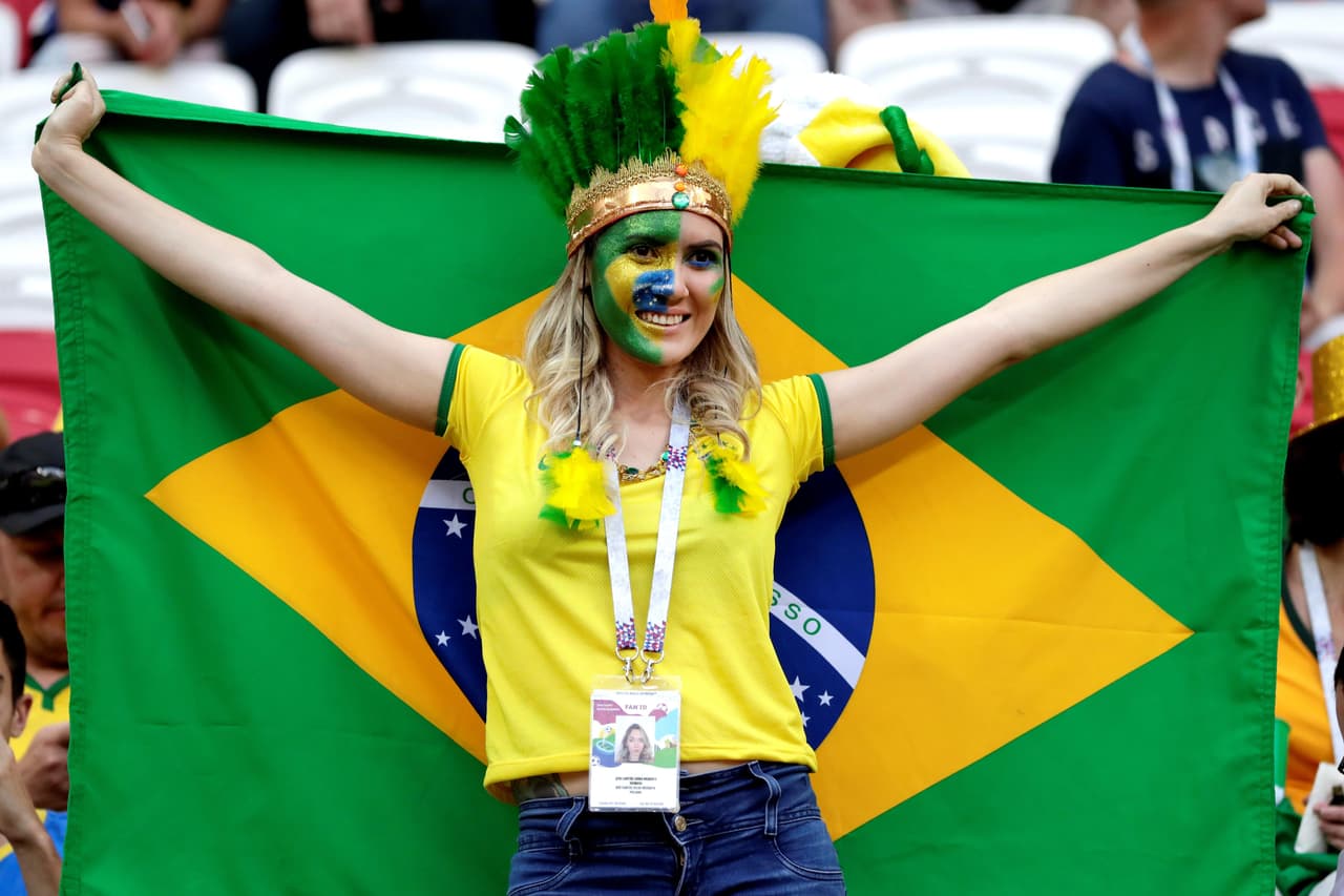 MUN58-7. KAZÁN (RUSIA), 06/07/2018.- Aficionados brasileños antes del partido Brasil-Bélgica, de cuartos de final del Mundial de Fútbol de Rusia 2018, en el Kazán Arena de Kazán, Rusia, hoy 6 de julio de 2018. EFE/Julio Muñoz [ATENCIÓN EDITORES: Sólo Uso editorial. Prohibido su uso en referencia con entidad comercial alguna. Prohibido su uso en alertas, descargas o mensajería multimedia en móviles. Las imágenes deberán aparecer como fotografías congeladas y no podrán emular la acción del juego mediante secuencias o fotomontajes. Ninguna imagen publicada podrá ser alterada, mediante texto o imagen superpuesta, en el caso de que (a) intencionalmente oculte o elimine el logotipo de un patrocinador o (b) añada y/o cubra la identificación comercial de terceras partes que no esté oficialmente asociada con la Copa Mundial de la FIFA.]