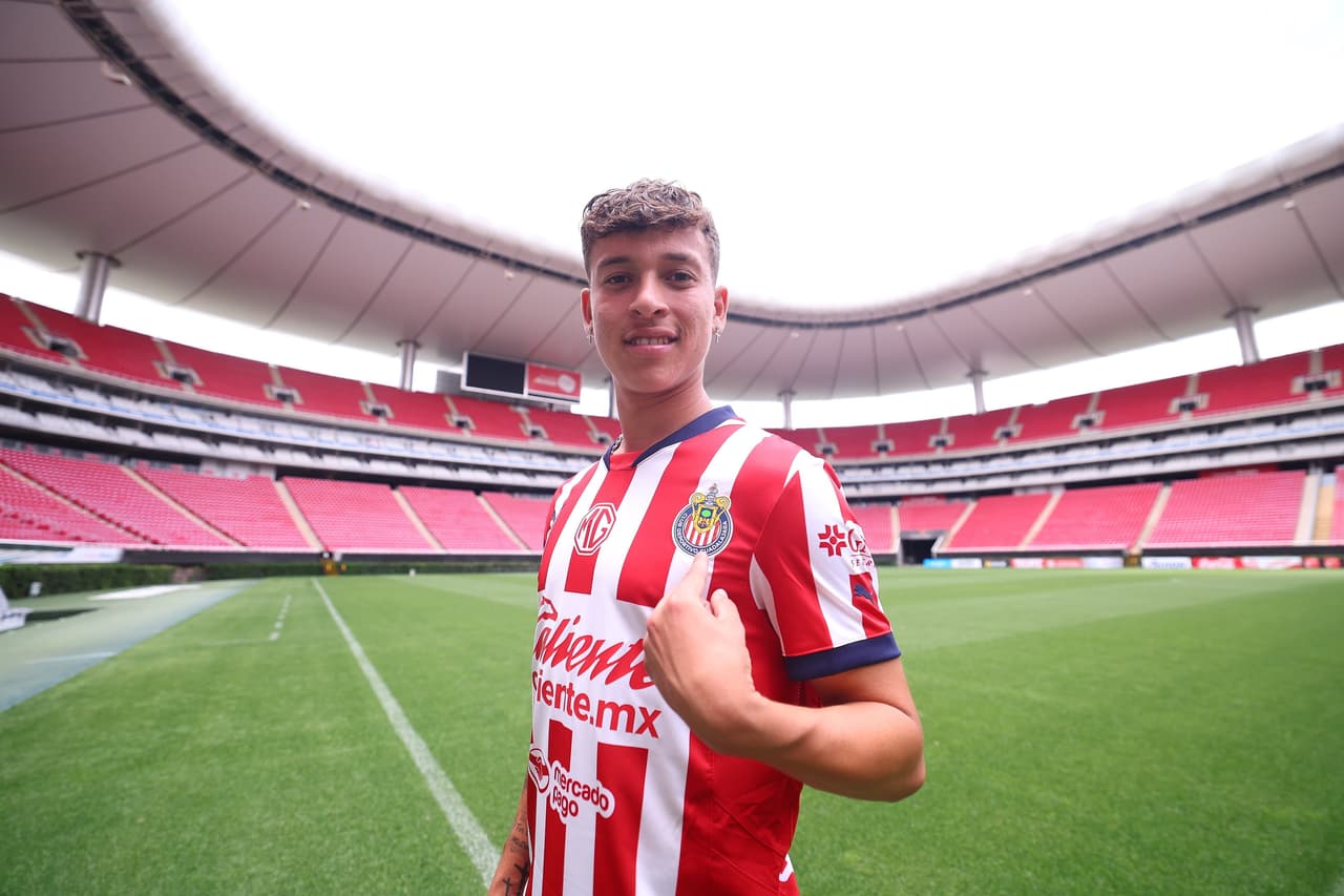 Chivas hace oficial el fichaje de Fidel Barajas