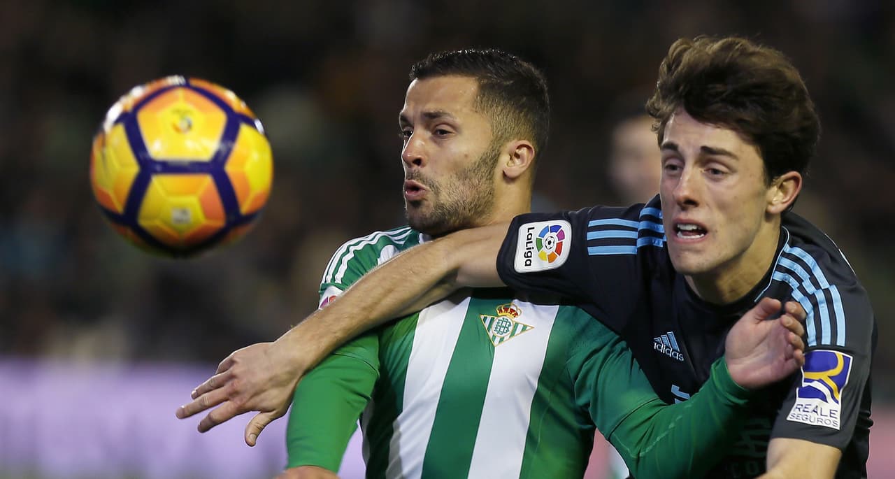 El lateral Álvaro Odriozola (Real Sociedad), quien asisitió a Xabi Prieto en su primer gol, disputa un balón con Riza Durmisi (Betis) por la banda derecha.