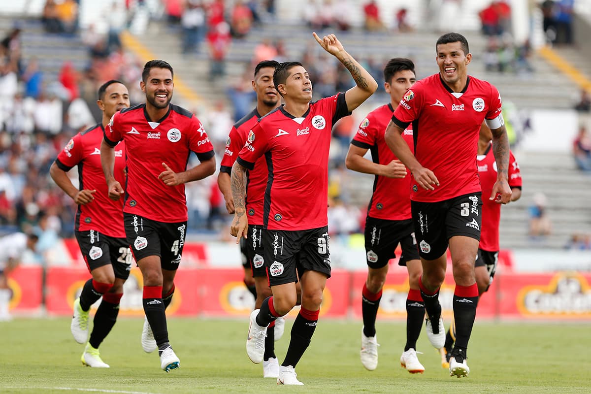 El delantero Diego Jiménez (centro) ingresó en el segundo tiempo y marcó el 2-0 definitivo al 90'+1 a favor de la Manada.