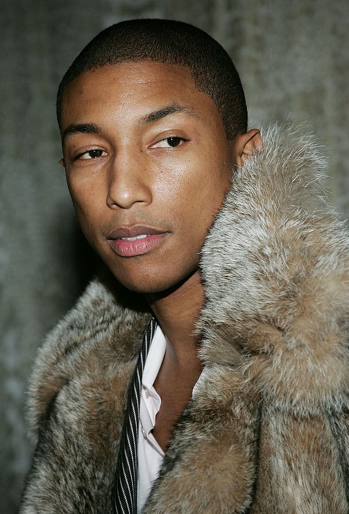 "Ese estribillo vino de una conversación en la que le estabas diciendo a alguien que no eres una chica Holla Back ", le dijo Williams a Campbell.