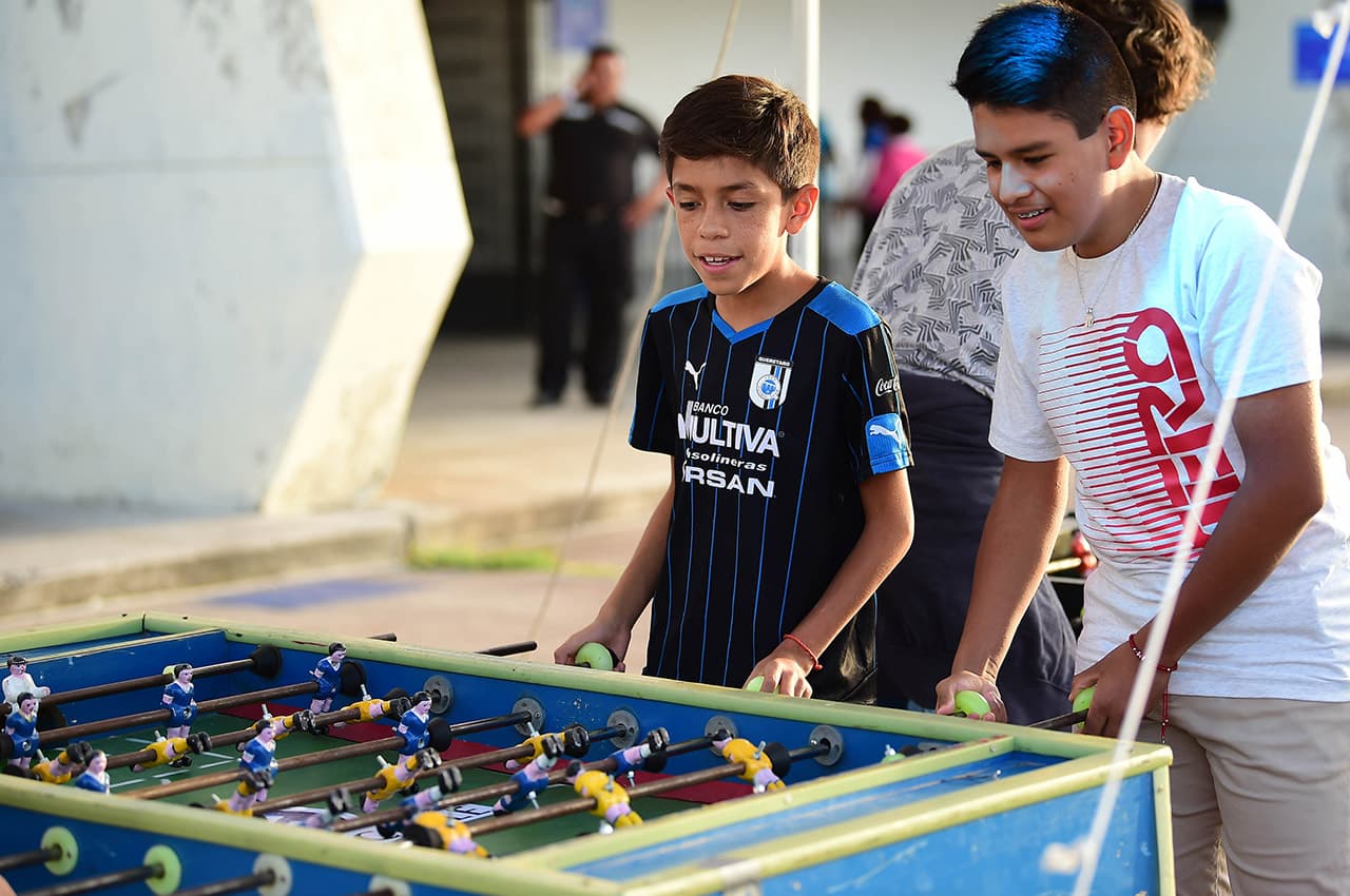 El futbolito sirvió como pasatiempo antes del juego entre Querétaro y América.