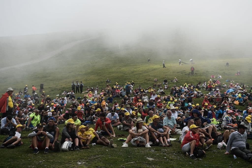 En uno de los remansos de este tramo, que algunos consideran la etepa reina del Tour, decenas de aficionados se apilaron al lado del camino para observar el paso de los tenaces competidores.