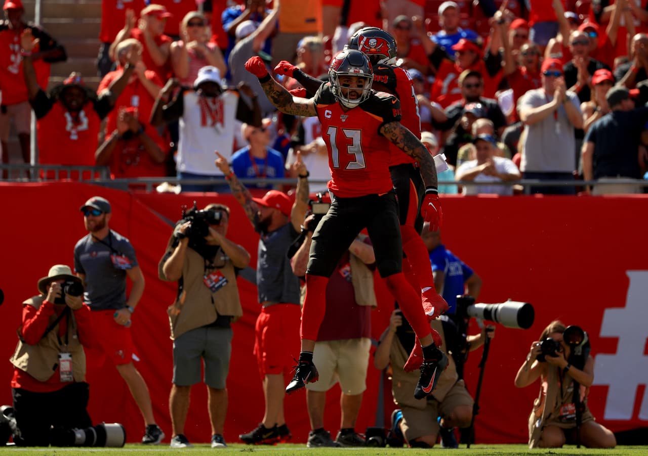 <b>10.- Una tercia de terror</b>
<br>Evans y Goodwin han jugado tres temporadas juntos. Sus números son los siguientes: 
<br>- En 2017 se combinaron con 105 recepciones; 1,526 yardas y 6 touchdowns. 
<br>- En 2018 lograron 145 recepciones; 2,366 yardas y 15 touchdowns. 
<br>- En 2019 fue su mejor año con 153 recepciones; 2,490 yardas y 17 touchdowns.