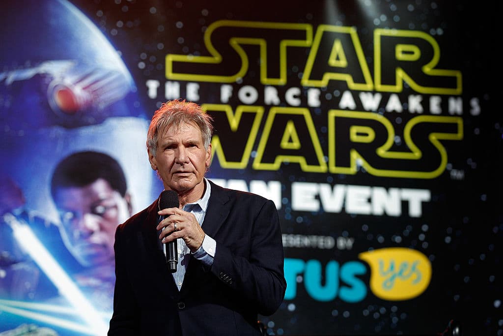 2014 - El actor de 71 años Harrison Ford requiere cirugía en una pierna rota después de ser golpeado por una puerta de metal hidráulico en el set de "Star Wars: The Force Awakens".