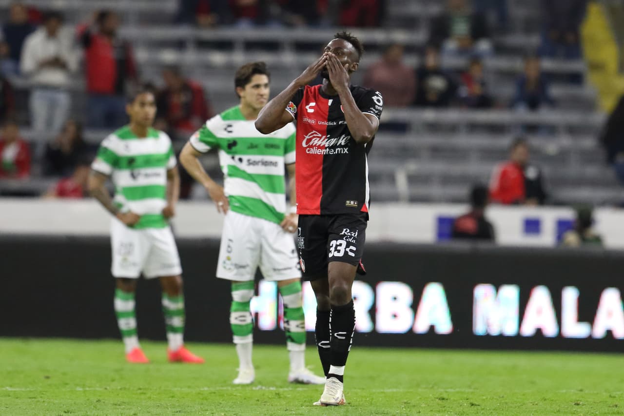 Julián Quiñones se vistió de héroe con Atlas para rescatar un punto ante Santos Laguna en el inicio de la Jornada 4 del Clausura 2023. Javier Correa adelantó a los Laguneros y Jonathan Herrera empató para los Rojinegros en la segunda mitad. Juan Brunetta echó a perder la fiesta de los locales, pero Quiñones daría el golpe final para llevarse el empate.