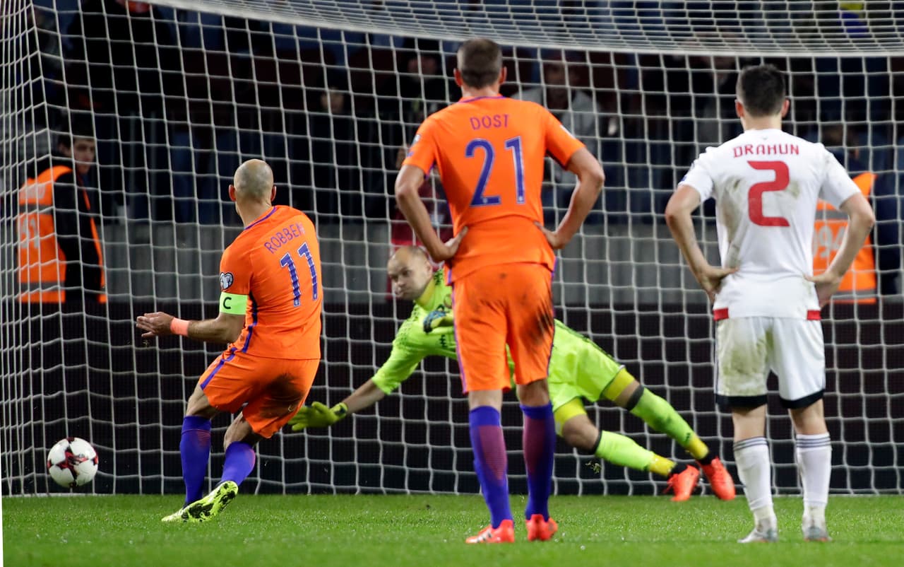 ¡Si era penal! Arjen Robben marcó la pena máxima devolviéndole a los holandeses la ventaja en el partido.