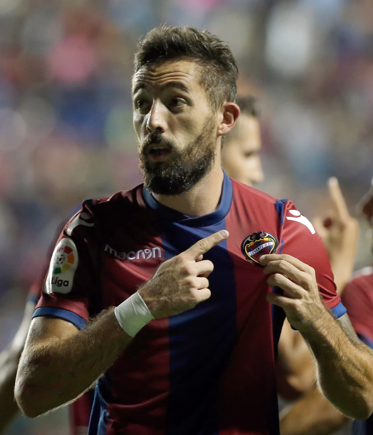 El propio Morales se encargaría de cambiarlo por gol con una definició de pierna derecha, cruzada, que se coló por debajo de Rulli.