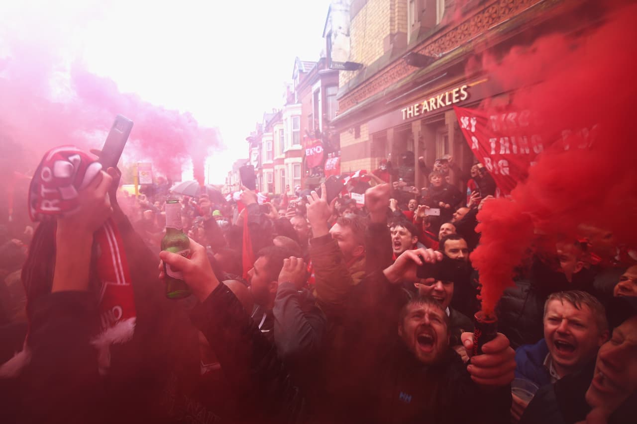 El cielo se vistió de fiesta en las calles de Liverpool, que con la presencia de los hinchas del equipo tuvieron la alegría previa al partido de ida de las semifinales de Champions League contra Roma.