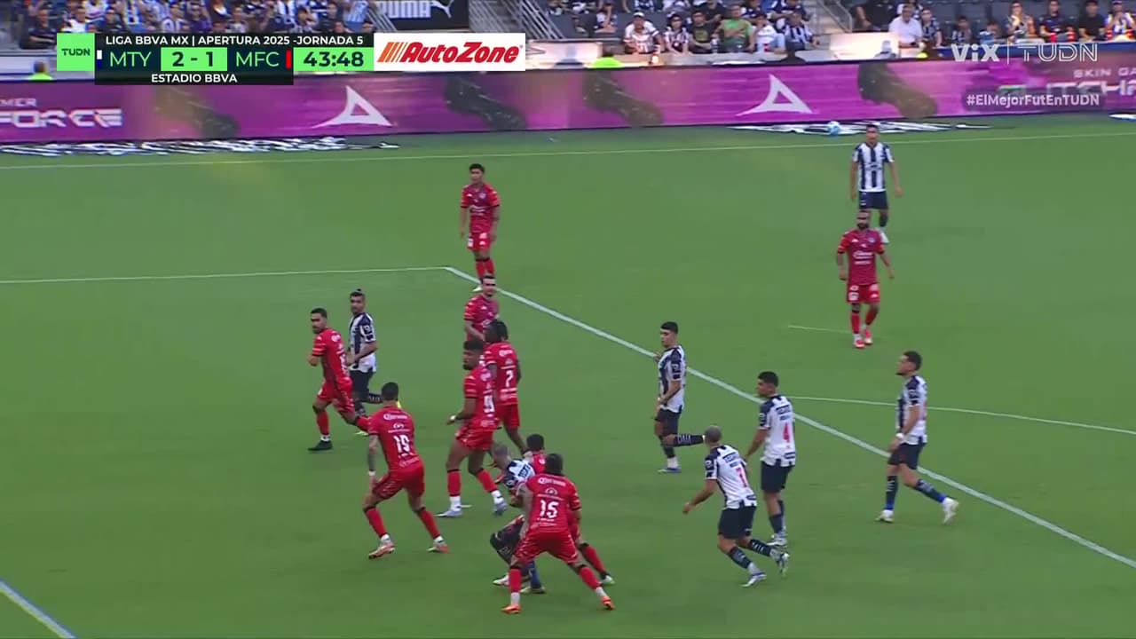 ¿Era penal? Sergio Ramos cae en el área chica pero no se marca nada