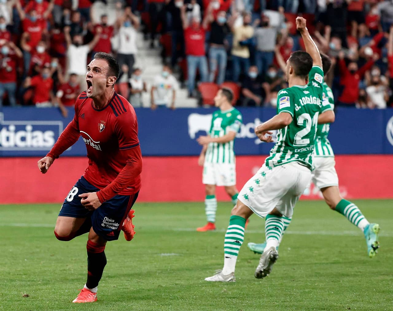 Real Betis se impone al Osasuna 3-1 con goles de Kike Hermoso (21'), Juanmi Jiménez (80') y Willian José (90+3'), mientras durante la Jornada 6 en La Liga, logrando subir a la octava posición de la tabla. El mexicano Andrés Guardado fue titular durante el partido.