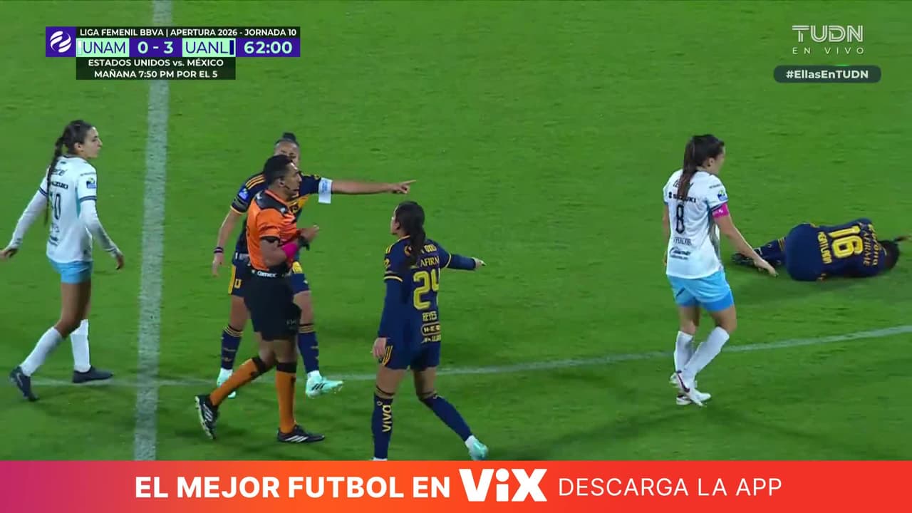 Pumas se queda con 10 - El silbante le muestra el cartón rojo a Pereira
