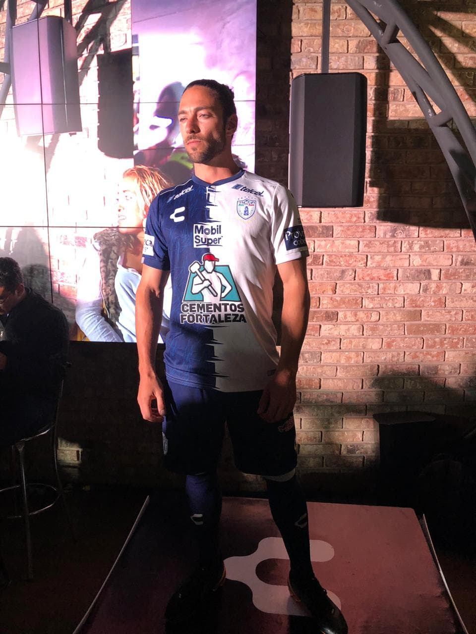 En la noche del viernes fue presentada la nueva playera del Pachuca con la que competirá en el Apertura 2019 de la Liga MX, con protagonismo de sus futbolistas del plantel masculino y femenino.