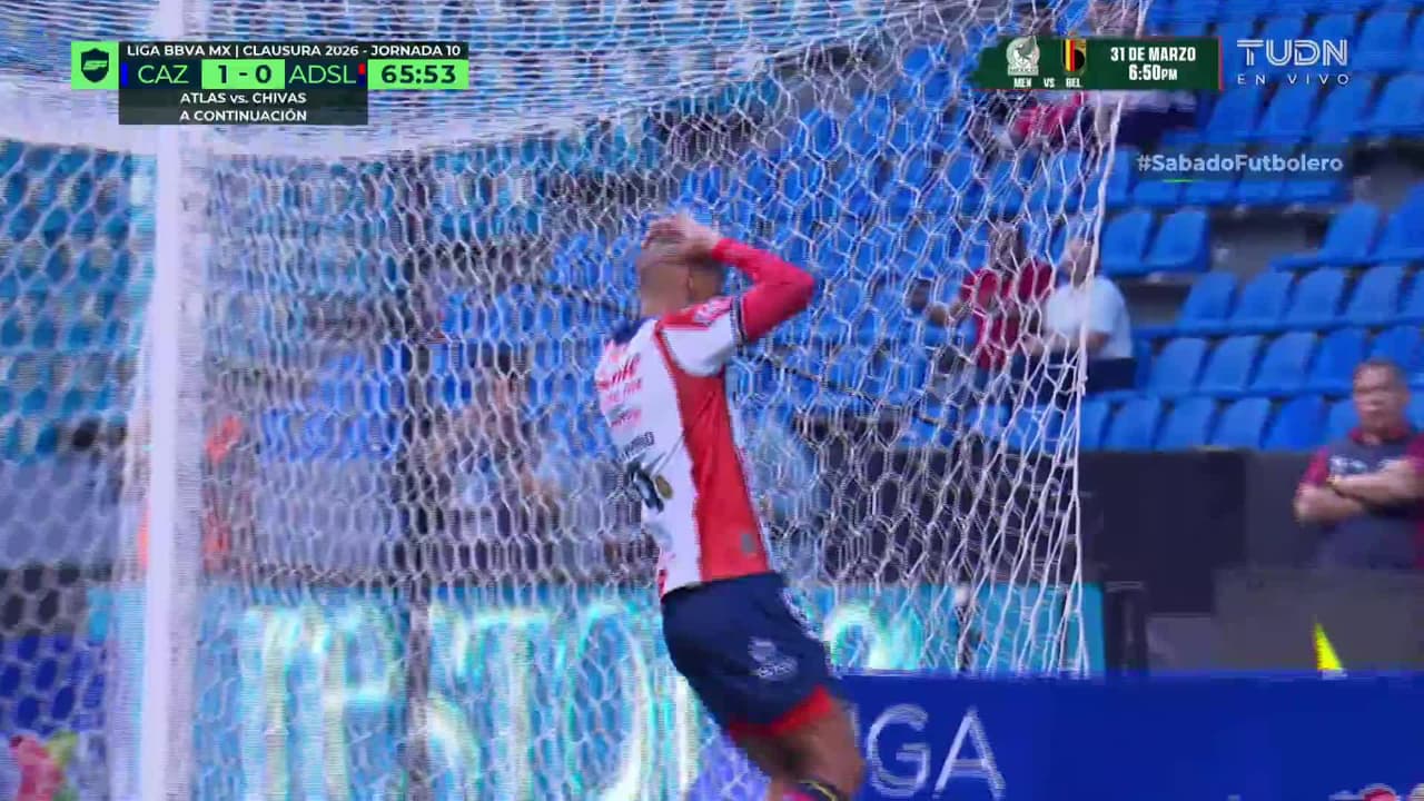 ¡CERCA! João Pedro disparó que se estrella en el poste.