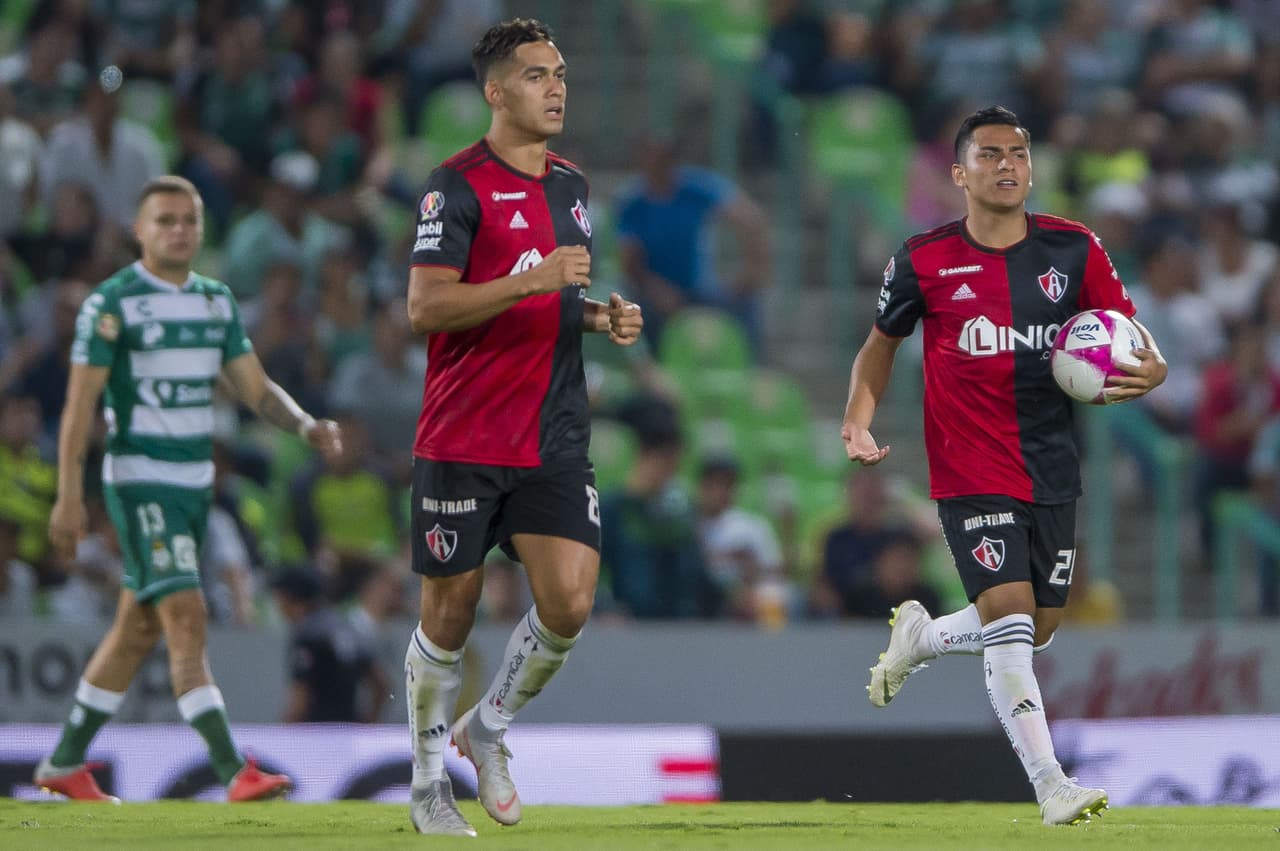 Pasaron tres minutos y los visitantes se aproximaron en el marcador con un testarazo de Omar González al 49'.