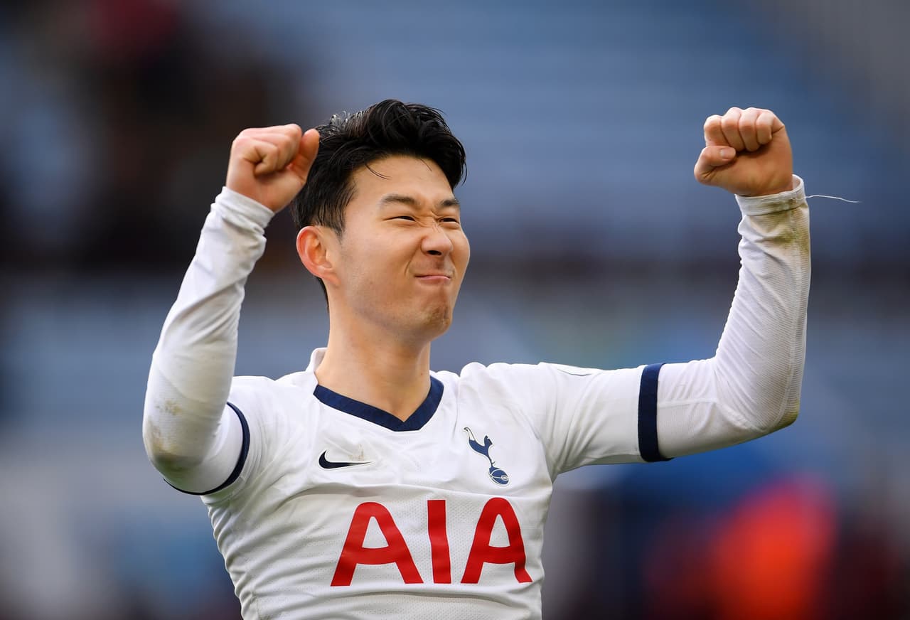 Heung-Min Son del Tottenham Hotspur ceebra la victoria tras anotar su doblete al 90+4' en el partido en contra de Aston Villa.