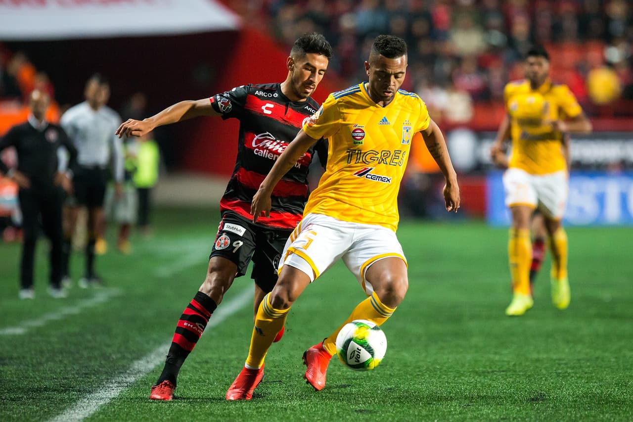 Conforme transcurrían los minutos el equipo de Tigres se estableció mejor en el campo y logro generar peligro.